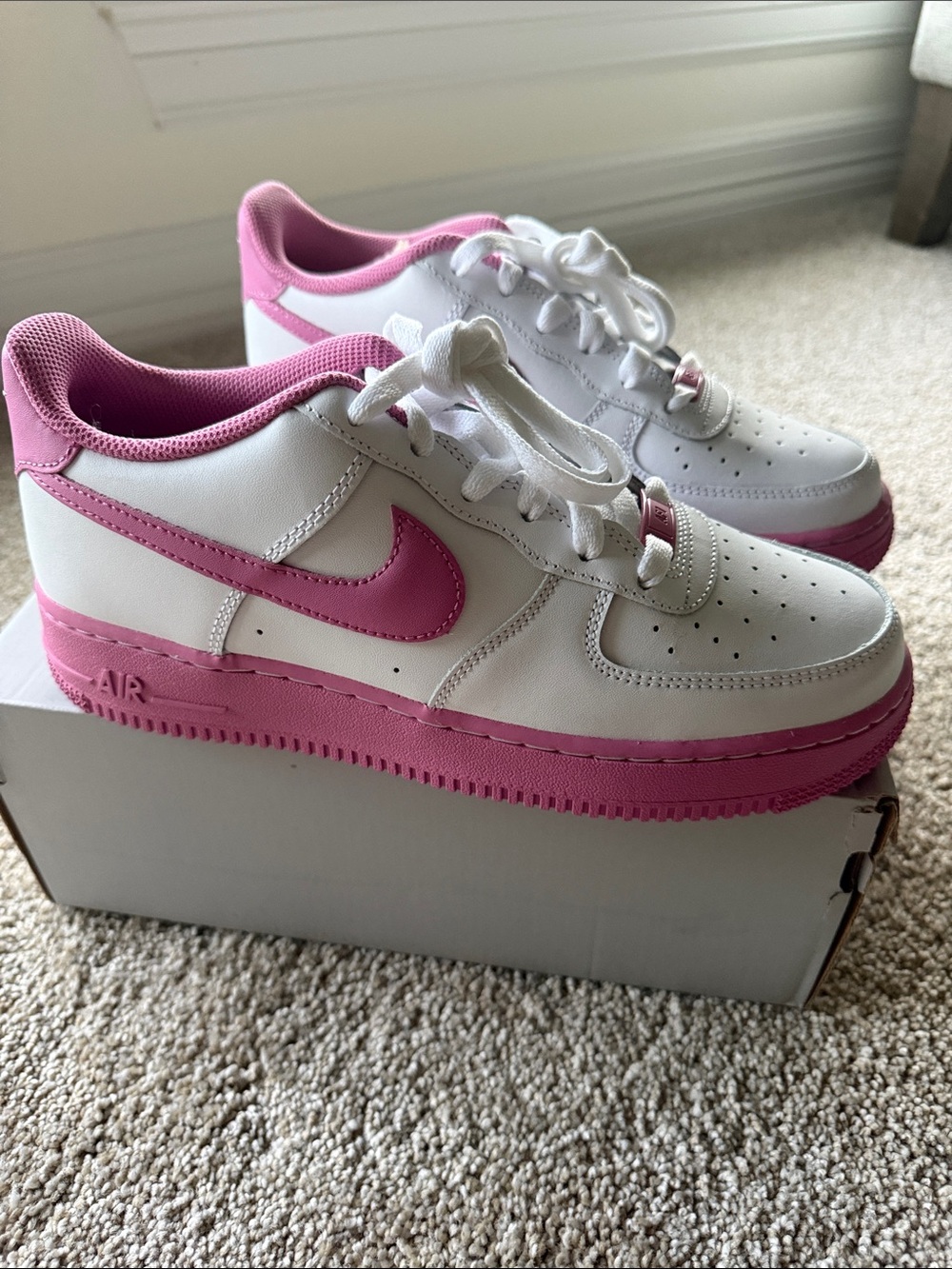 Nike Air Force 1-White & Pink Accent
Big Girls size 7Y